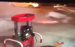 Video: Lao như điên vào trạm xăng, ôtô nát vụn, tài xế tử vong