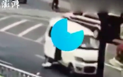 Ô tô bẻ lái như phim khiến bé 10 tháng tuổi văng ra đường