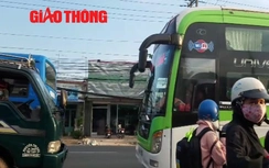 Video: Xe khách cố tình lấn làn bị xe tải cho "bẽ mặt"