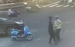 Táo tợn đuổi đánh CSGT, thanh niên đầu trần bị người dân vây bắt