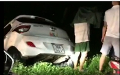 Video: Taxi "rủ" xe máy lao xuống mương giữa đêm mưa ở Hà Nội