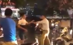 Video: Va chạm giao thông, hai người đàn ông "so găng" giữa trời mưa