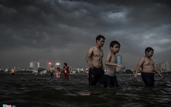 Mây đen giăng kín, mưa dông lớn, người dân "tháo chạy" khỏi Hồ Tây