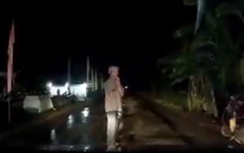 Video: Cụ già thình lình xuất hiện chắp tay, tài xế phanh "cháy lốp"