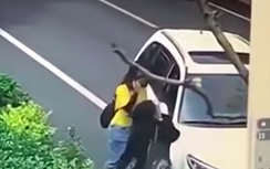 Bị ném đá vào kính ôtô, tài xế nhẫn tâm cán luôn cô gái