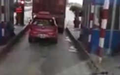 Taxi nấp sau xe container, "bùng" tiền qua trạm thu phí gây xôn xao