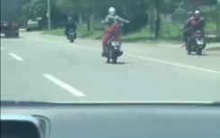 "Nữ quái" phóng xe máy buông tay, vung vẩy chân gây kinh hãi