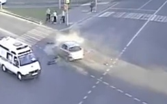 May mắn sống sót vì bị ô tô đâm ngay cạnh xe cứu thương