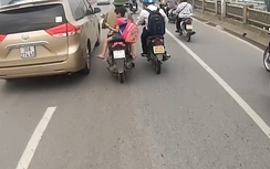Video: Ông đèo cháu nhỏ không MBH phóng như bay, lạng lách giữa cầu