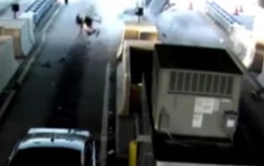 Lao vỡ trạm thu phí, ô tô nát vụn, tài xế bắn ra ngoài