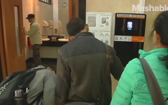 Choáng cảnh muốn lấy giấy vệ sinh phải... quét khuôn mặt