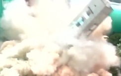 Video: Cận cảnh chung cư 18 tầng hóa thành tro bụi trong 5 giây