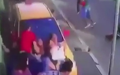 Taxi cán hàng loạt người đi bộ, tài xế bỏ chạy thục mạng