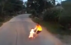 Video: Thót tim cảnh bé trai lao ra trước đầu xe tải
