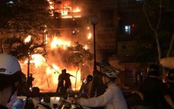 TP.HCM: Nhà 5 tầng bán lồng đèn bốc cháy dữ dội giữa đêm