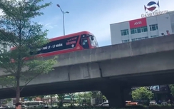 Video: Xe máy ngang ngược vào đường cấm, nghi ép lùi xe khách