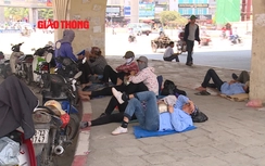 Video: Người dân "trốn chảo lửa" 40 độ ở HN như thế nào?