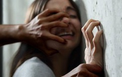 Hiếp dâm bé gái 13 tuổi, còn đi theo về để... biết nhà