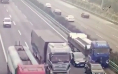 Video: Tránh đàn dê, xe tải đâm bay hàng loạt người và ô tô