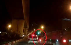 "Quái xế" đầu trần chạy chốt 141 đâm văng CSGT giữa đường