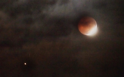 Ngắm vẻ kỳ ảo của nguyệt thực lâu nhất thế kỷ tại Đồng Nai