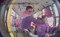 Video: Khách đấm thẳng mặt tài xế vì không dừng ở nơi bị cấm