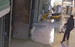 Video: Xô xát với hàng xóm, người đàn ông ném văng bé 1 tuổi