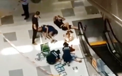 Bố mẹ mải nằm mát-xa để con 3 tuổi rơi thang cuốn tử vong