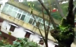 Video: Hãi hùng lũ cuốn nhà 3 tầng lao từ trên đồi xuống