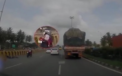 Video: Gặp tai nạn, bố mẹ ngã văng, con nhỏ vẫn ngồi trên xe