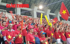 Video: Người hâm mộ ở lại đến phút cuối cùng Olympic Việt Nam