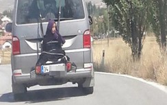 Video: Người phụ nữ bị buộc chặt sau đuôi ô tô phóng như bay