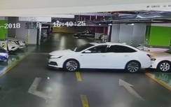 Nữ tài xế lùi ô tô đâm hỏng 3 "xế" sang rồi bỏ đi