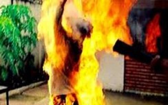 Chồng tẩm xăng lao tới ôm vợ rồi châm lửa tự thiêu