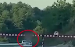 Thiếu niên 13 tuổi chết thảm vì thò đầu qua cửa sổ trời ôtô