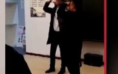 Video: Không làm được việc, các nhân viên bị phạt uống... nước tiểu