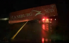 Container quá kích thước phóng nhanh, va thành cầu tóe lửa trên đường