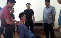 Gã ngáo đá hung hăng bắt giữ người, đâm công an bị thương