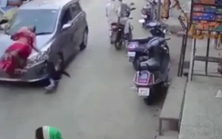 Video: Ô tô rồ ga đâm văng hai mẹ lên nắp capo