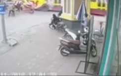 Video: Nam thanh niên bị chém trọng thương ngay trước bốt CSGT