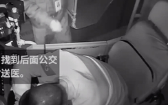 Video: Sắp gục vì đau tim, tài xế xe buýt vẫn cứu hành khách