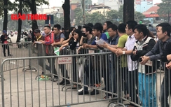 Video: Mặc CĐV khổ sở xếp hàng, chưa đến 17h00 VFF quyết đóng cửa