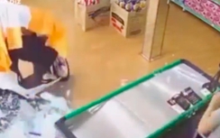Video: Nữ "ninja" húc nát cửa kính tiệm tạp hóa