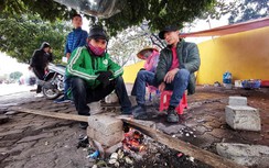 Người Hà Nội co ro trong gió rét, cuộc sống đảo lộn