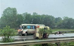 Video: Hiện trường xe khách lật, chắn ngang cao tốc Nội Bài-Lào Cai