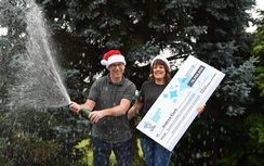 Trúng 86 triệu USD vì... bị vợ hối thúc tìm vé số trong xe