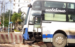 Đắk Lắk: Xe giường nằm ủi bay 10m dải phân cách bê tông