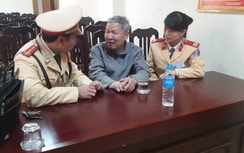 CSGT Hà Nội giúp cụ ông bị lạc về nhà