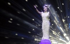 Bay vào không gian để hát opera