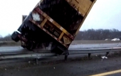 Chứng kiến chiếc container mất lái, "trèo" qua dải phân cách